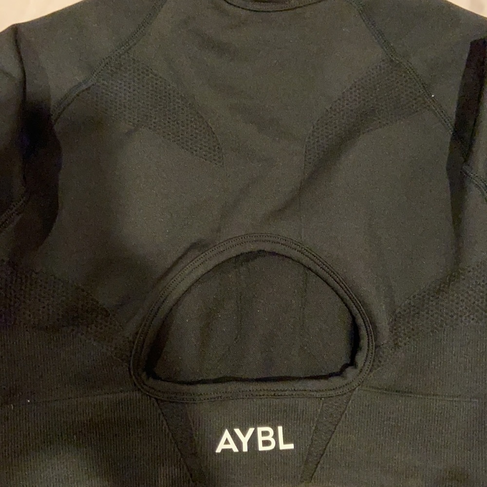 NWOT MOTION SEAMLESS LONG SLEEVE CROP TOP - Picture 9 of 9